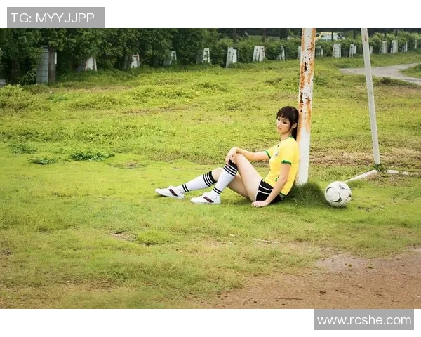 足球宝贝模特展现青春活力与时尚魅力的完美结合